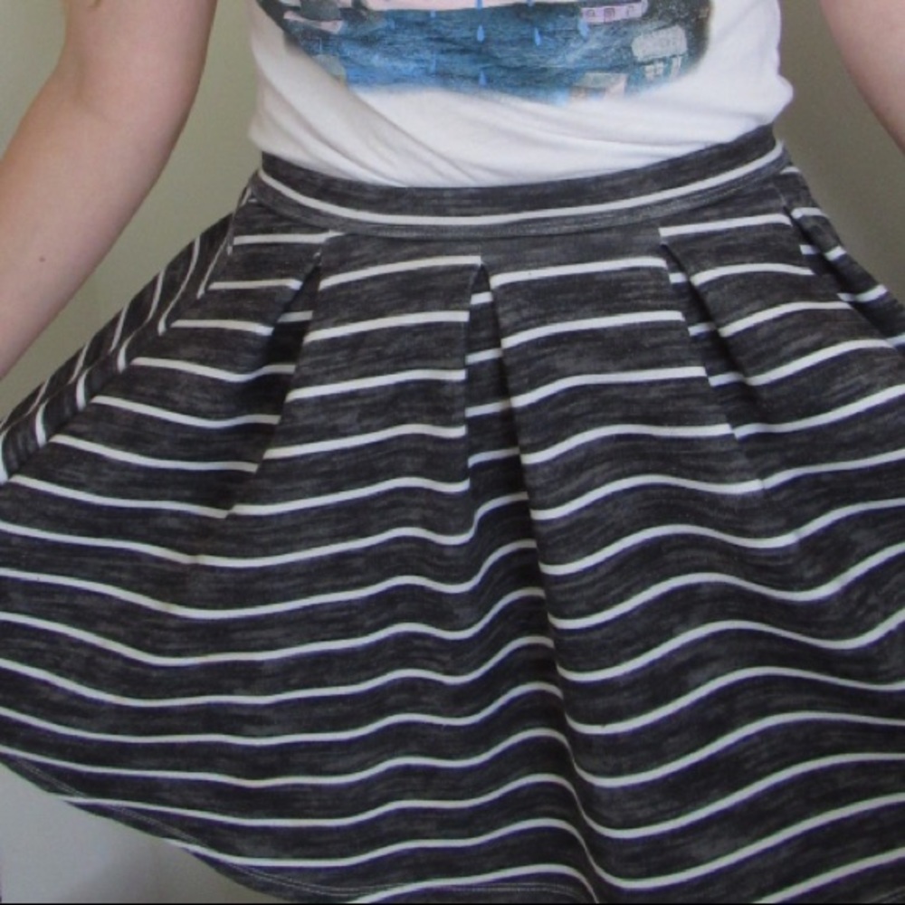 Black and white Abercrombie kids skirt